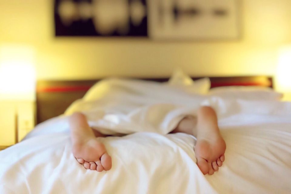 Iemand die piekert in bed Volwassene die wakker ligt in bed door piekergedachten en moeite heeft met inslapen.