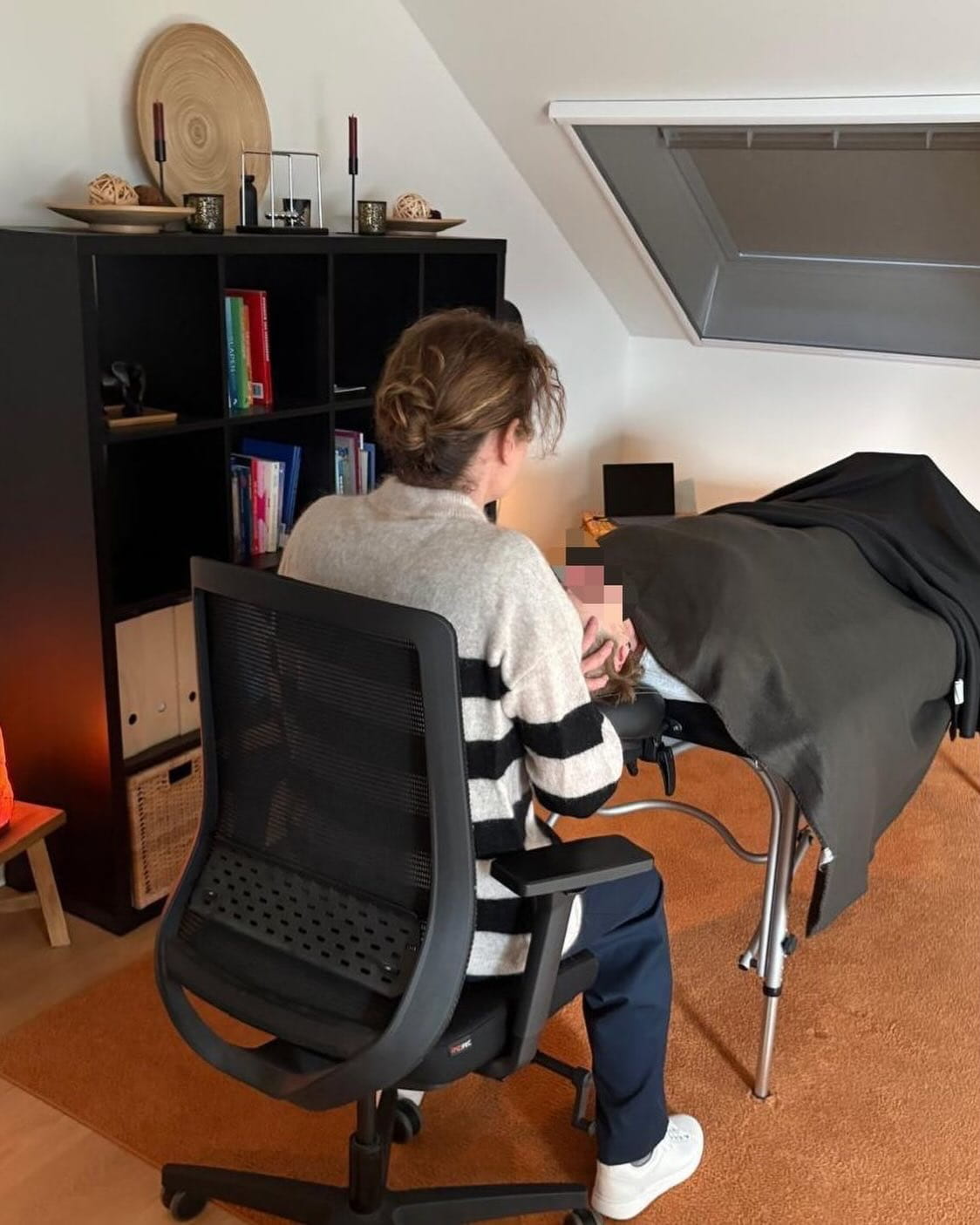 Verpleegkundige die een zachte, lichaamsgerichte ontspanningstechniek toepast binnen slaapbegeleiding