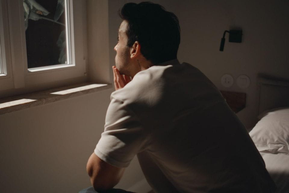 Man die 's nachts wakker ligt door slecht slapen